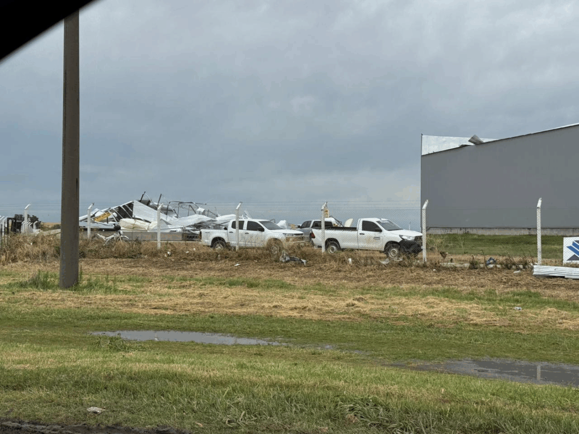 Fuerte tormenta en Crespo: desprendimiento de techos y vuelco de un camión parado