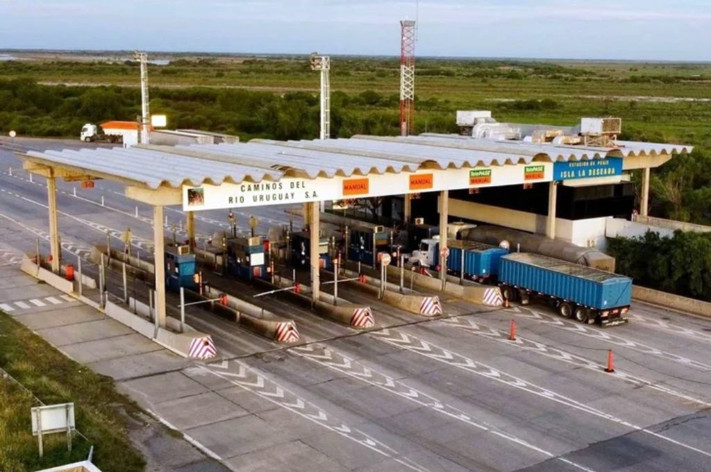 Incertidumbre y reclamos entre ex trabajadores del peaje del puente Rosario-Victoria