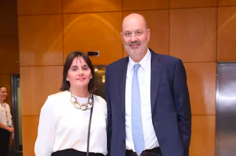 Presentan denuncia penal contra Sturzenegger y su esposa por un contrato millonario