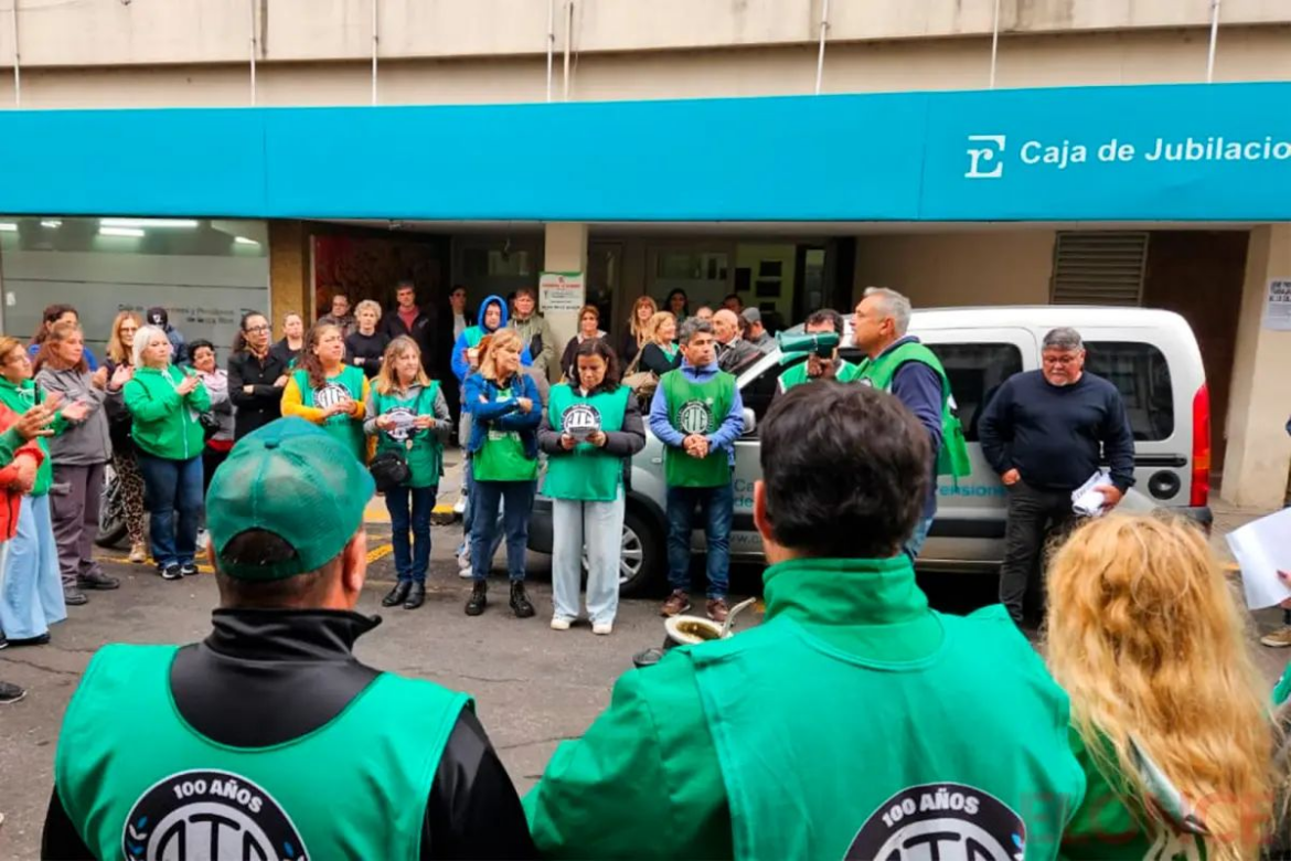 Estatales y jubilados marcharon hacia la Caja en rechazo a la reforma previsional
