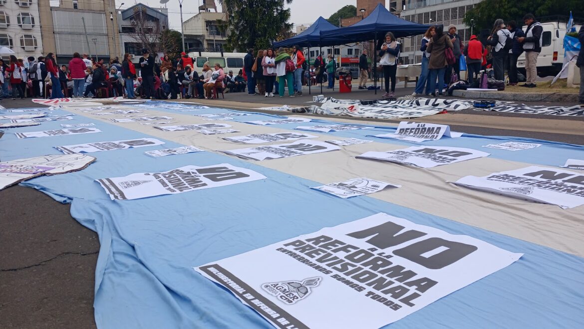 Acampe docente frente a Casa de Gobierno y protesta en el Senado