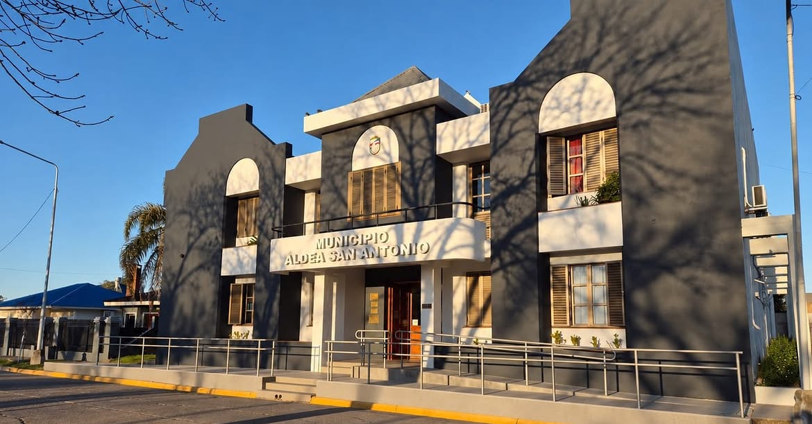 Se puso en valor el frente del Palacio Municipal y el estacionamiento de Aldea San Antonio