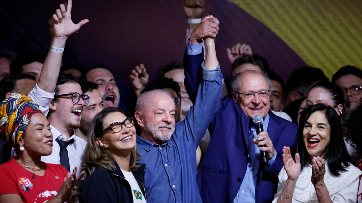 Lula da Silva ganó un histórico balotaje a Flávio Bolsonaro y asumirá un cuarto mandato en Brasil